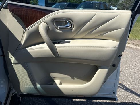 Used 2017 INFINITI QX80 4WD w/ Deluxe Technology Package image 18