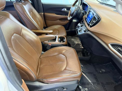 Used 2017 Chrysler Pacifica Limited FWD image 33