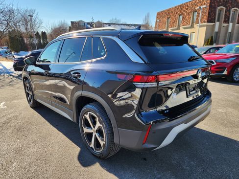Certified 2025 Volkswagen Tiguan SE w/ Panoramic Sunroof Package image 3