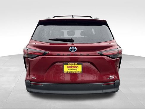 Used 2022 Toyota Sienna XLE image 8