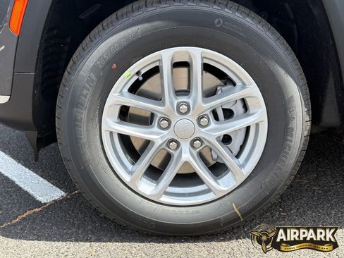 New 2025 Jeep Grand Cherokee L Laredo w/ Luxury Tech Group I AWD/4WD image 9