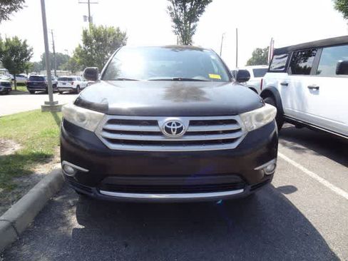 Used 2013 Toyota Highlander SE FWD image 2