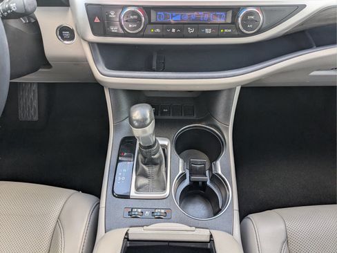 Used 2018 Toyota Highlander Limited Platinum FWD image 23