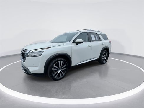 Used 2023 Nissan Pathfinder Platinum image 4