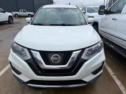 Used 2017 Nissan Rogue S image 2