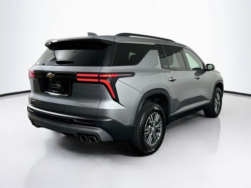 Used 2025 Chevrolet Traverse LT FWD image 9