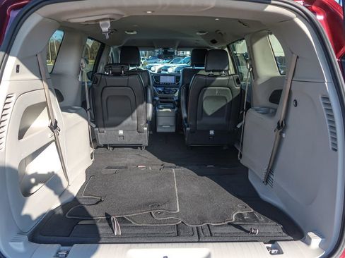 Used 2023 Chrysler Pacifica Touring-L image 12