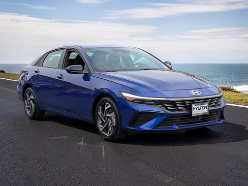 Certified 2025 Hyundai Elantra SEL w/ Cargo Package FWD image 4
