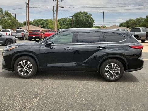 Used 2021 Toyota Highlander XLE FWD image 2