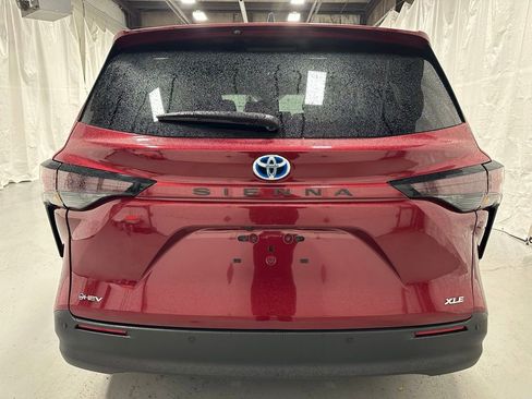 Used 2025 Toyota Sienna XLE image 6