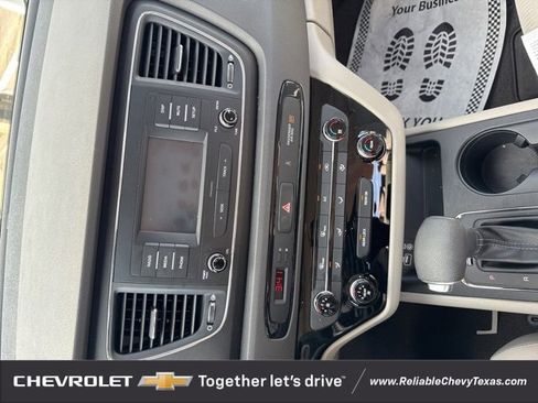 Used 2018 Kia Sedona L image 29