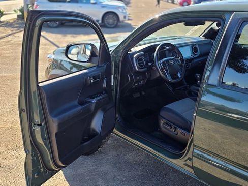 Used 2022 Toyota Tacoma TRD Off-Road image 40