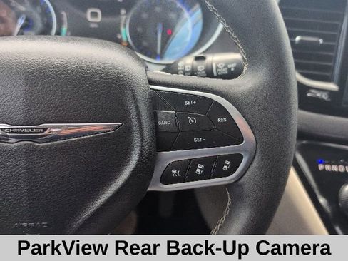 Used 2024 Chrysler Pacifica Touring-L FWD image 8