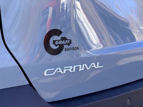 Used 2025 Kia Carnival EX image 31