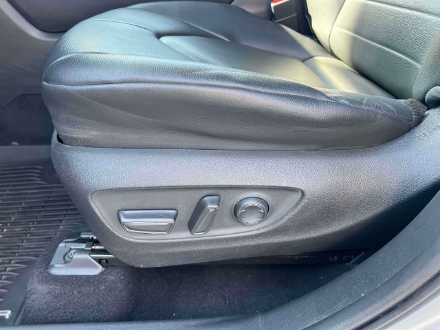 Used 2020 Toyota Highlander XLE AWD/4WD image 23