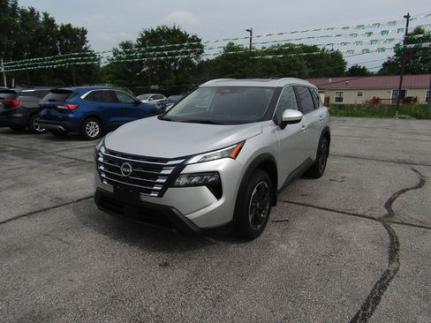 Used 2024 Nissan Rogue SV w/ SV Premium Package AWD/4WD image 3