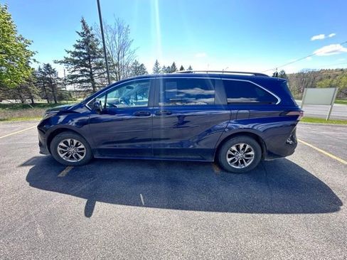 Used 2024 Toyota Sienna LE AWD/4WD image 6