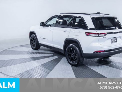 Used 2025 Jeep Grand Cherokee Altitude AWD/4WD image 7