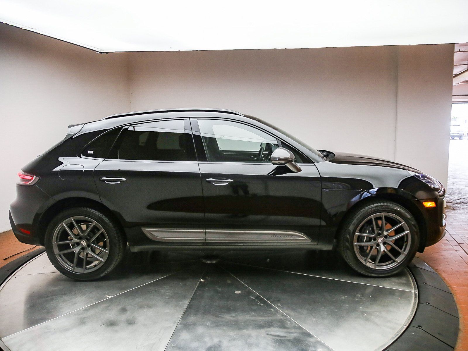 Certified 2026 Porsche Macan Turbo AWD/4WD image 5