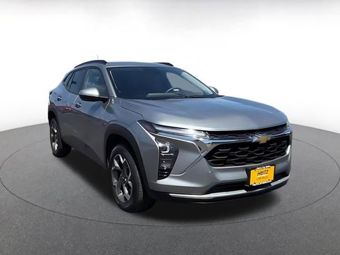 Used 2025 Chevrolet Trax LT image 3