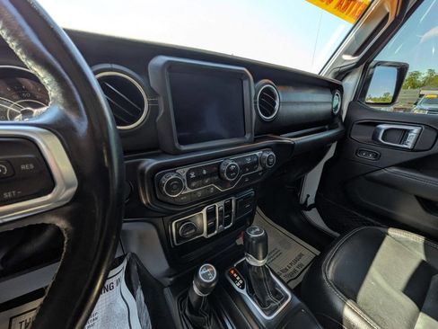 Used 2021 Jeep Wrangler Unlimited Sahara w/ Uconnect 4C Nav & Sound Group AWD/4WD image 12