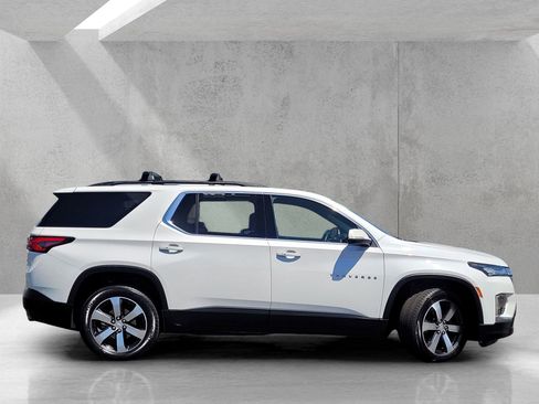 Used 2023 Chevrolet Traverse LT w/ LT Premium Package AWD/4WD image 3