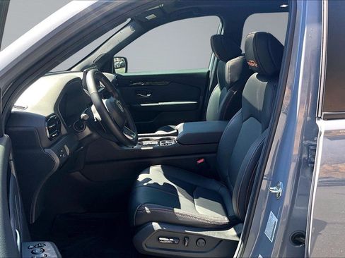 Used 2025 Honda Pilot TrailSport image 25