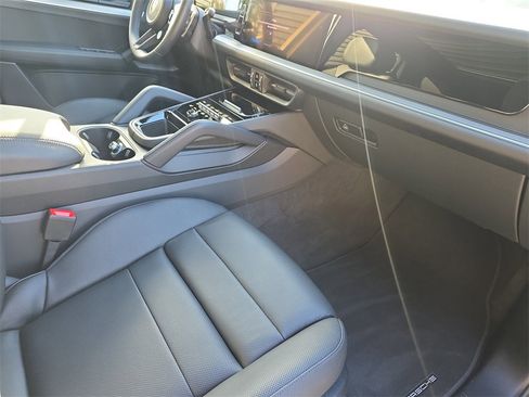 Used 2025 Porsche Cayenne image 19
