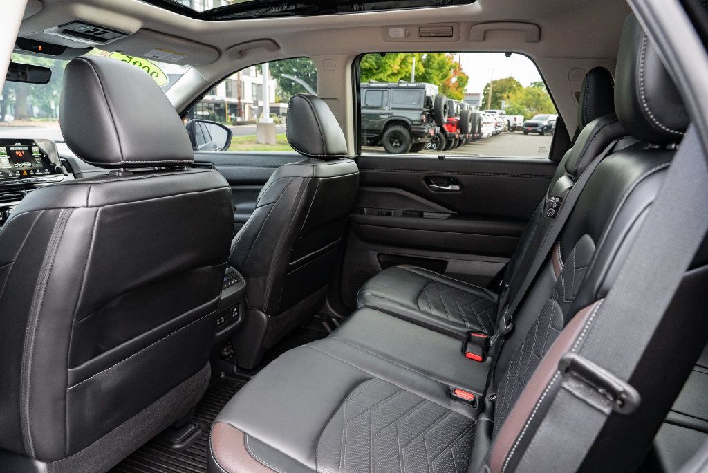 Used 2025 Nissan Pathfinder Platinum w/ Black Appearance Package AWD/4WD image 26