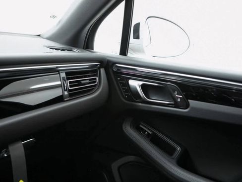 Certified 2025 Porsche Macan S image 25