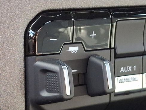 Used 2024 RAM 2500 Tradesman w/ Chrome Appearance Group image 25