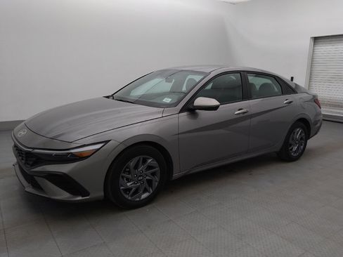 Used 2024 Hyundai Elantra SEL image 2