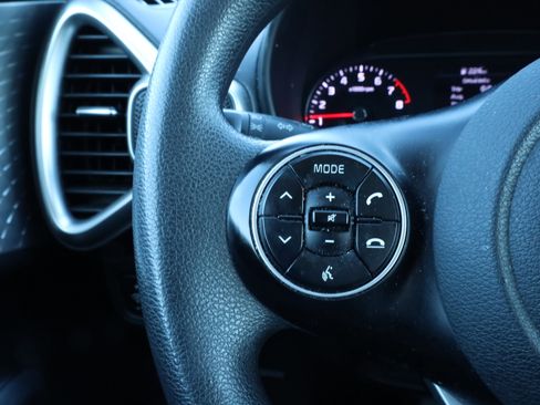 Used 2022 Kia Soul LX image 17