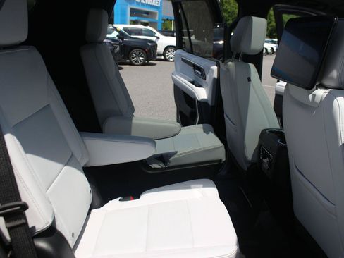 Used 2025 Chevrolet Tahoe Premier AWD/4WD image 41