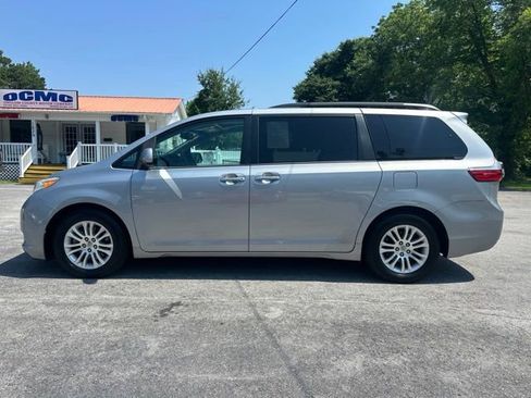 Used 2015 Toyota Sienna XLE w/ XLE Navigation Package FWD image 4