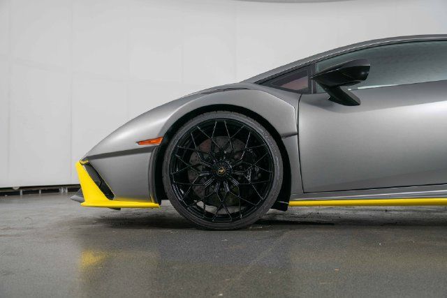 Used 2022 Lamborghini Huracan STO RWD image 12