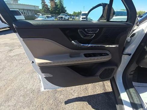 Used 2022 Lincoln Corsair AWD w/ Premium Package image 9