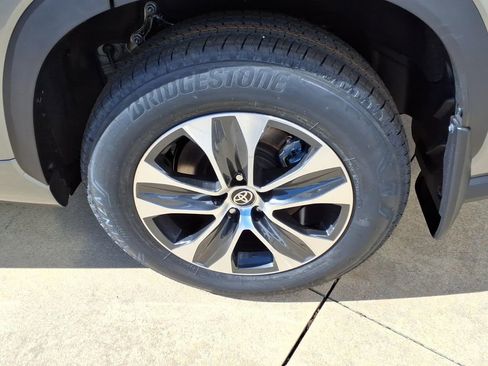 New 2026 Toyota Highlander XLE image 8