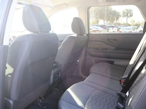 Used 2025 Nissan Pathfinder S image 31