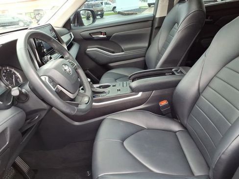 Used 2022 Toyota Highlander XLE image 12
