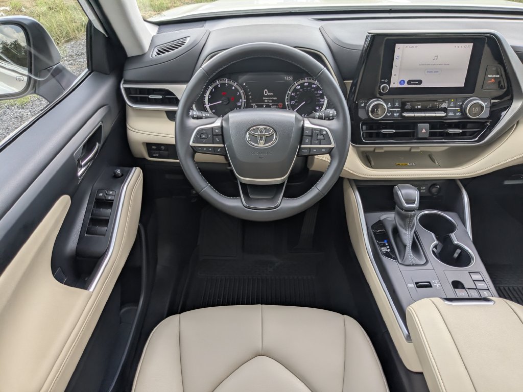 Used 2024 Toyota Highlander XLE FWD image 19