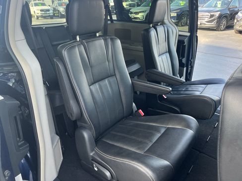 Used 2016 Chrysler Town & Country Touring FWD image 43