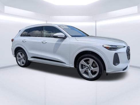 Certified 2025 Audi Q5 Premium Plus w/ Premium Plus AWD/4WD image 1