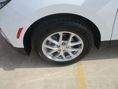 Used 2023 Chevrolet Equinox LT FWD image 3