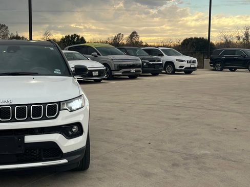 Used 2023 Jeep Compass Limited image 3