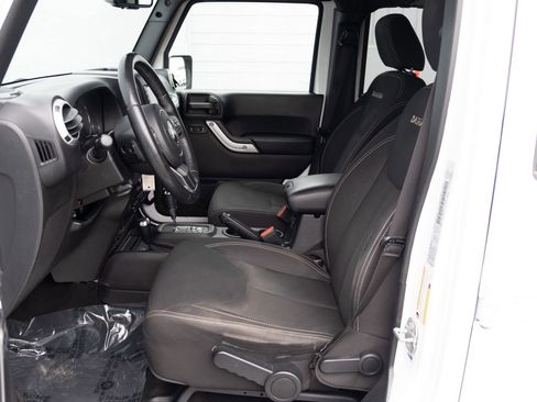 Used 2016 Jeep Wrangler Unlimited Sahara AWD/4WD image 7