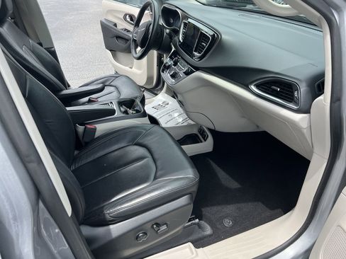 Used 2019 Chrysler Pacifica Touring-L Plus FWD image 33
