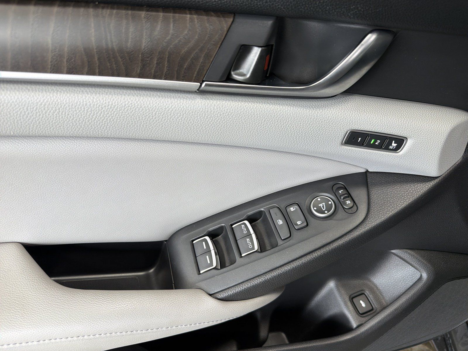 Used 2018 Honda Accord Touring image 19