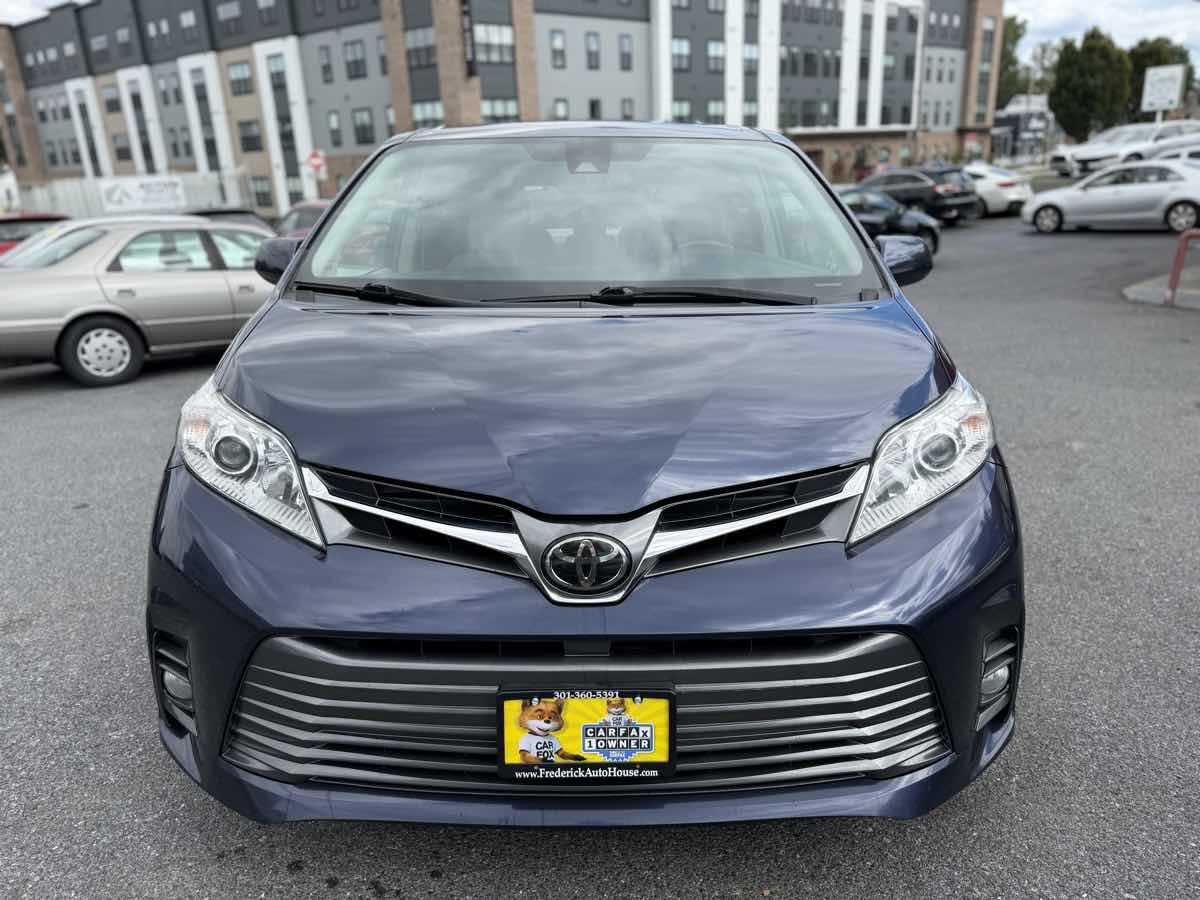 Used 2018 Toyota Sienna XLE Premium FWD image 2