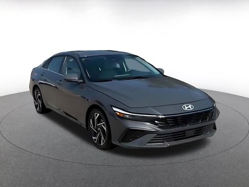 Used 2025 Hyundai Elantra Limited FWD image 3